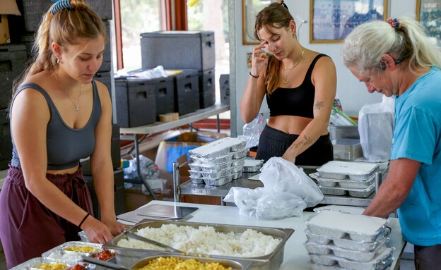 מתנדבות מכינות אוכל לחיילים בקיבוץ הגושרים (צילום: JALAA MAREY, AFP via Getty Images)
