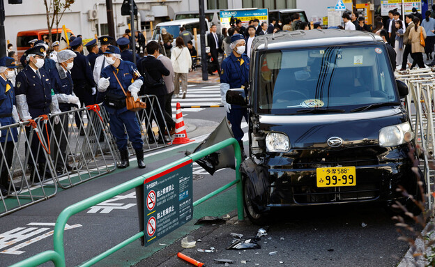 מכונית התנגשה במחסום ליד שגרירות ישראל בטוקיו (צילום: רויטרס)