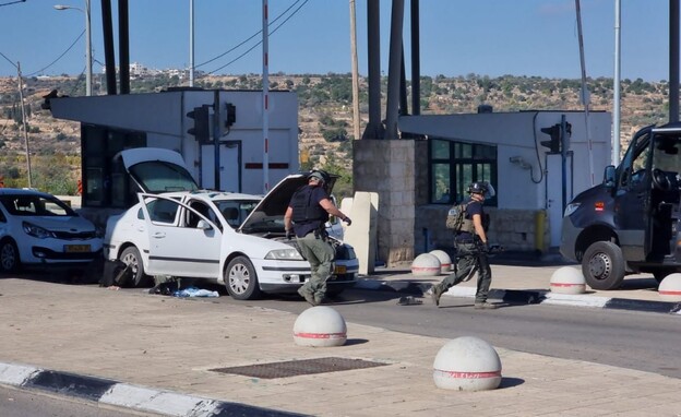 ניסיון פיגוע במחסום המנהרות (צילום: דוברות המשטרה)