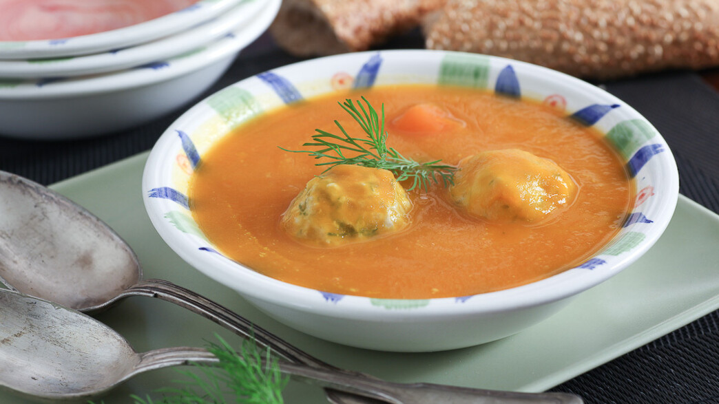 מרק כתום עם קציצות עוף מרק כתום עם קציצות עוף