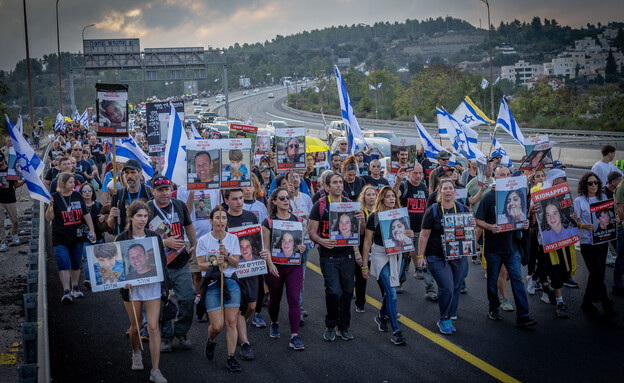 צעדת משפחות החטופים (צילום: יונתן סינדל, פלאש 90)