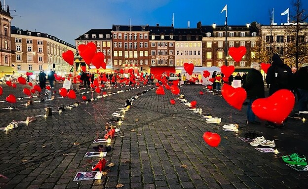 מיצג הבלונים להעלאת המודעות לחטופים בקופנהגן (צילום: יודי לוי)