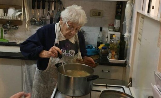 דיצה היימן במטבח ביתה (צילום: באדיבות המשפחה)