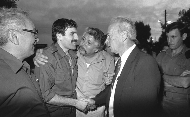 יצחק רבין עם ניסים סאלם ששוחרר בעסקת ג'יבריל, 1985 (צילום: נתי הרניק, לע