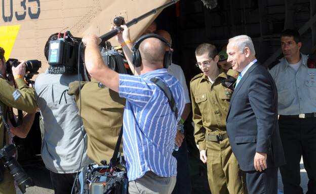 גלעד שליט בחזרתו לישראל, עם ראש הממשלה נתניהו (צילום: עמוס בן גרשום, לע"מ)