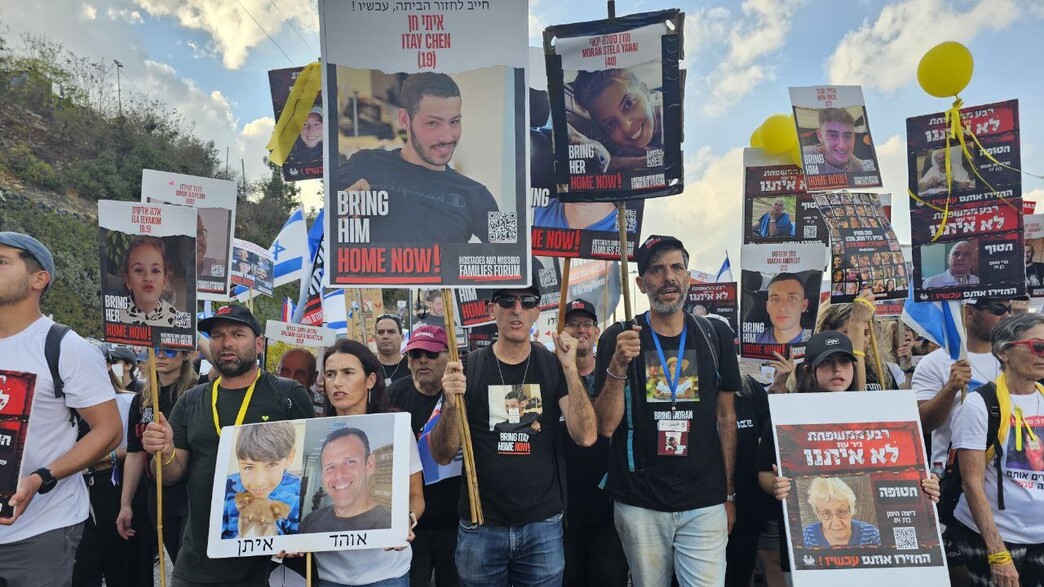 אביו של החטוף איתי חן בצעדת המשפחות