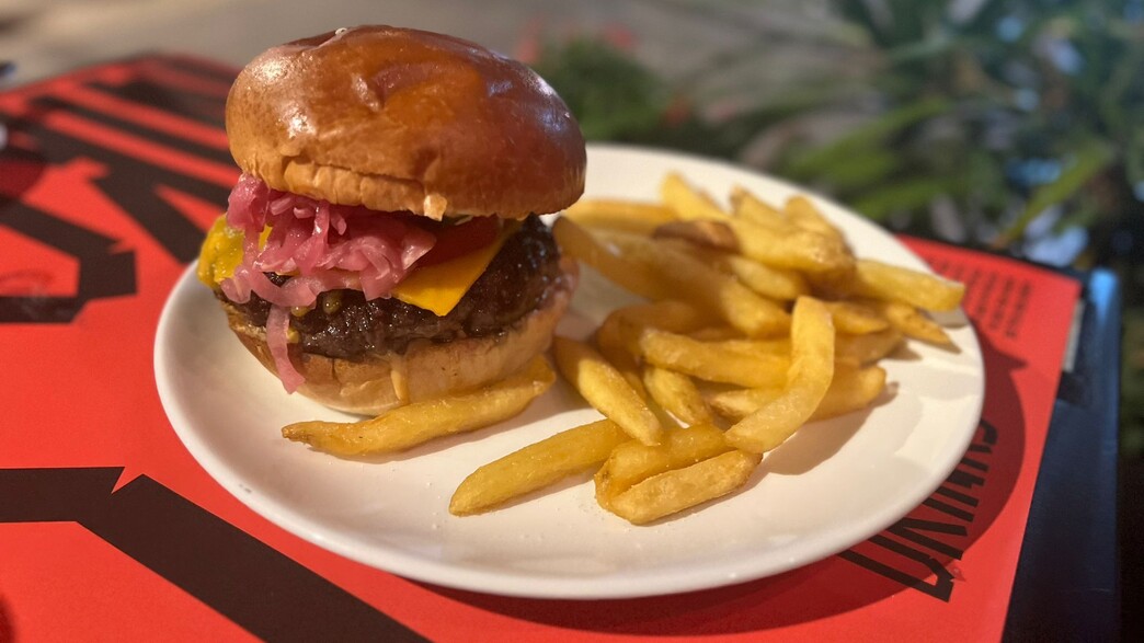 ניקו. המבורגר קלאסי ותוספת צ'יפס ניקו. המבורגר קלאסי ותוספת צ'יפס