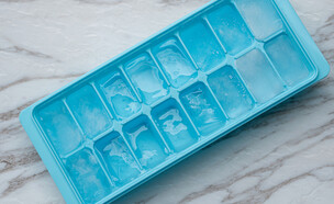 מגש קוביות קרח למקפיא (צילום: Happy cake Happy cafe, SHUTTERSTOCK)