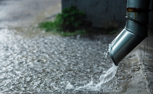 מים זורמים לרחוב ממרזב, מרזב, גשם (צילום: Sergey Zaykov, SHUTTERSTOCK)
