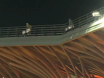 הצלפים על גגות האצטדיון (צילום מסך)