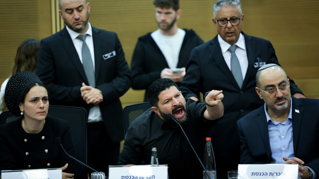 אלמוג כהן צועק על משפחות חטופים בכנסת