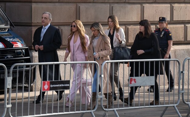 שאקירה מחוץ לבית המשפט בברצלונה (צילום: Europa Press News)