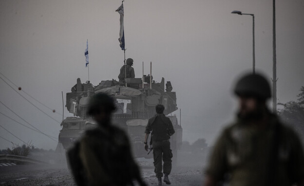 טנקים ישראליים סמוך לגבול עם רצועת עזה, חרבות ברזל (צילום: Mostafa Alkharouf/Anadolu via Getty Images)