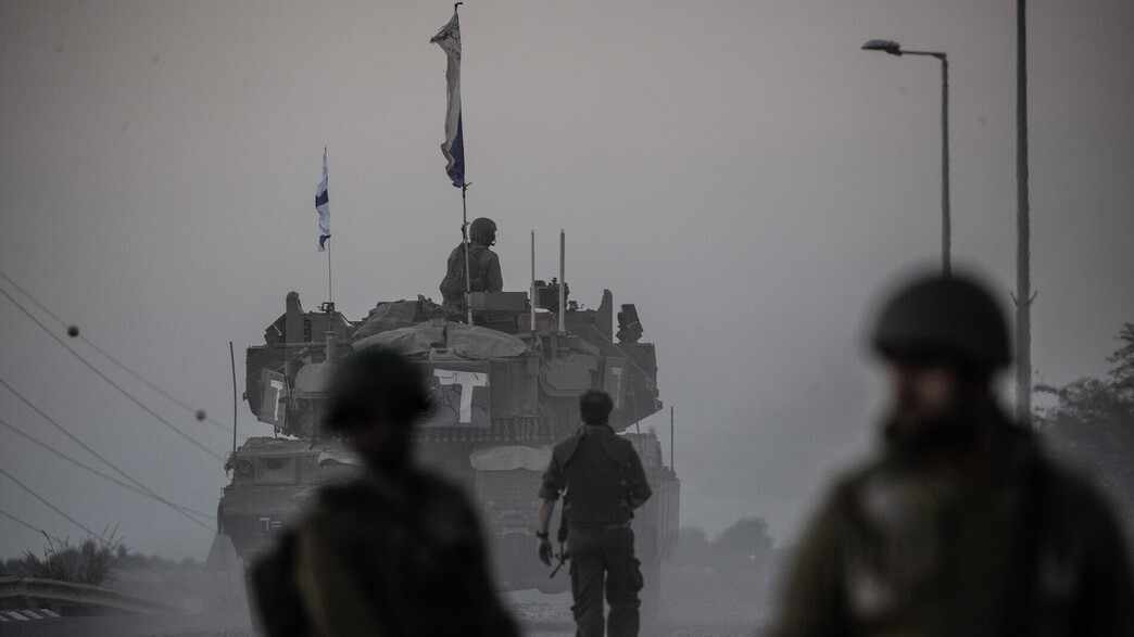 טנקים ישראליים סמוך לגבול עם רצועת עזה, חרבות ברזל (צילום: Mostafa Alkharouf/Anadolu via Getty Images)