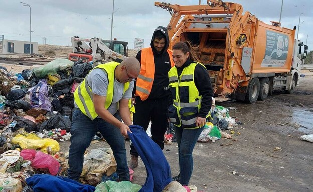 משפחת אטיאס מחפשת את הכסף באתר דודאים (צילום: באדיבות הדודאים)