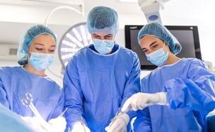 רופאים בחדר ניתוח  (צילום: Photoroyalty, shutterstock)
