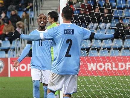 והוא גם כבש את השער השני (צילום: אודי ציטיאט)