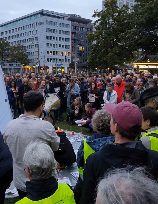 אופיר גרמן מקריא את שמות הנרצחים בעצרת בברלין (צילום: אלבום פרטי)