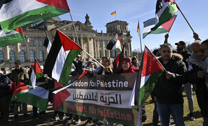 הפגנה פרו פלסטינית בברלין (צילום: AP PhotoSteffi Loos)