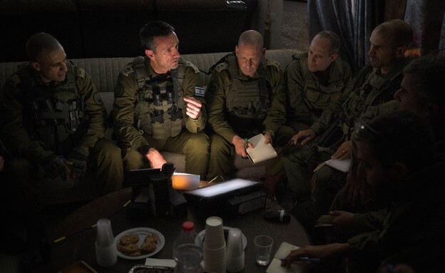 הרמטכ"ל הרצי הלוי בשיחה עם מפקדי חטיבות בתוך רצועת (צילום: דובר צה"ל)