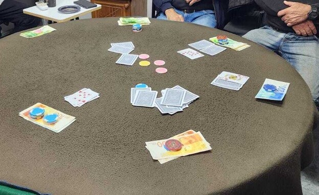 שולחן שמשמש להימורי קלפים