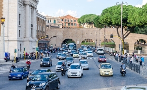 רומא איטליה מכוניות (צילום: Volodymyr Nik, shutterstock)