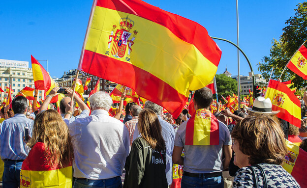 מדריד ספרד דגלים (צילום: F. J. CARNEROS, shutterstock)