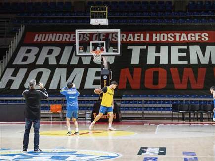 השלט הענק ב"פיוניר" (מכבי ת"א)