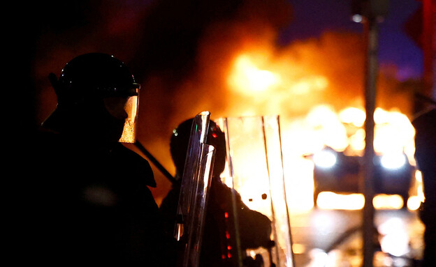 עימותים בדבלין בעקבות פיגוע דקירה (צילום: רויטרס)