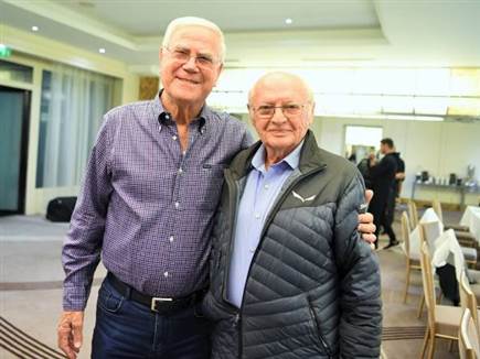 אברהם מנצ'ל ז"ל יחד עם יעקב שחר (האתר הרשמי של מכבי חיפה)