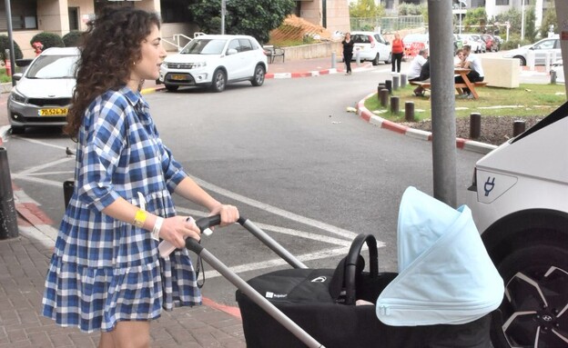  רוני דלומי יוצאת מביה"ח אחרי לידת בתה (צילום: צ'ינו פפארצי)