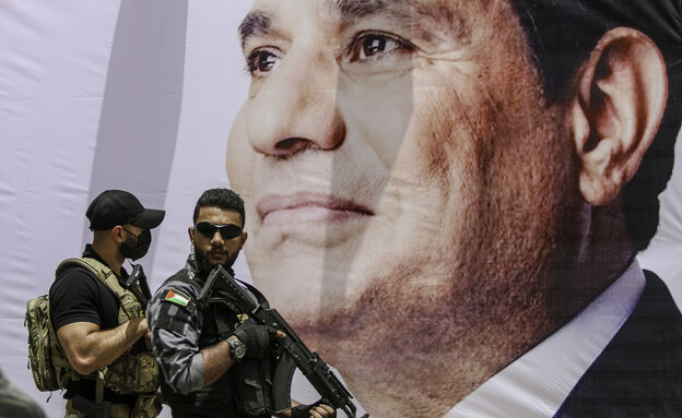 כוחות ביטחון בעזה כשברקע שלט עם תמונת נשיא מצרים (צילום: Ahmed Zakot/SOPA Images/LightRocket via Getty Images)
