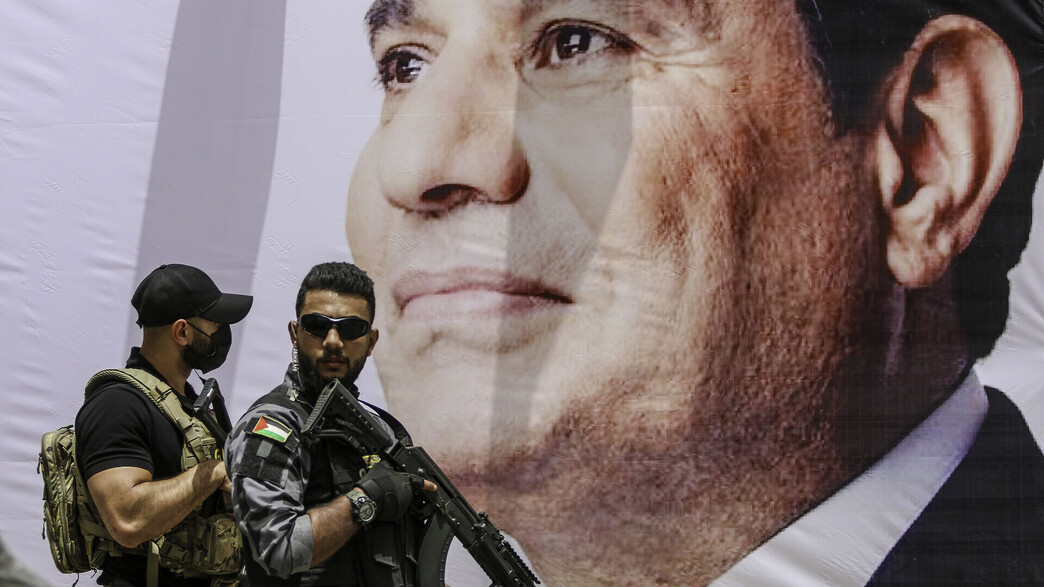 כוחות ביטחון בעזה כשברקע שלט עם תמונת נשיא מצרים