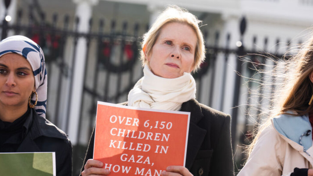השחקנית סינתיה ניקסון מפגינה וקוראת להפסקת אש בין ישראל וחמאס 