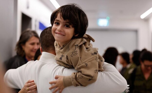 אוריה ברודץ בן ה-4 במפגש עם אביו אביחי (צילום: דוברות מרכז שניידר)