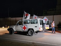 רכב של הצלב האדום שמכיל את החטופים בדרכם ארצה