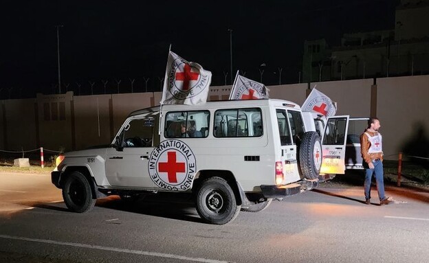 רכב של הצלב האדום שמכיל את החטופים בדרכם ארצה