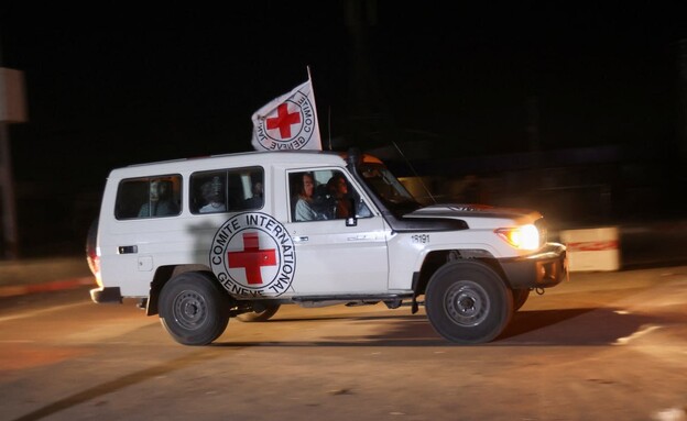 החטופים ברכב של הצלב האדום (צילום: רויטרס)