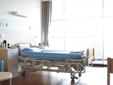 מיטה בחדר בבית חולים 