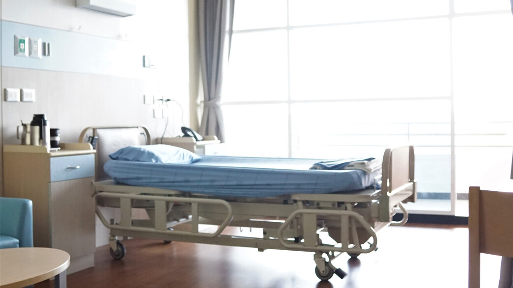 מיטה בחדר בבית חולים 