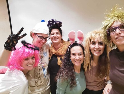 יהלי חנדרוס דיגמי בסדנת תאטרון קומית למפונות (צילום: לימור קופמן)