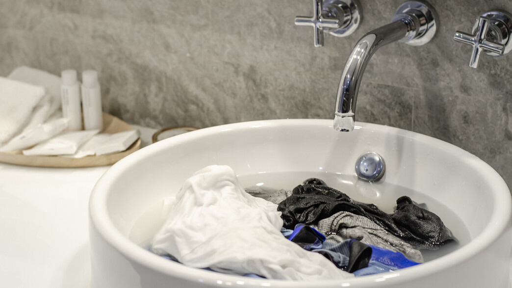 כביסה ידנית בכיור בחדר מלון (צילום: KR_Netez, SHUTTERSTOCK)
