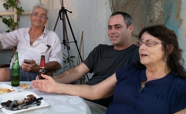 צחי עידן עם הוריו דבורה ודודי ז"ל (צילום: n12)