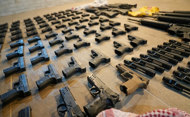 נשקים שנתפסו בהברחת ענק מירדן (צילום: דוברות המשטרה)