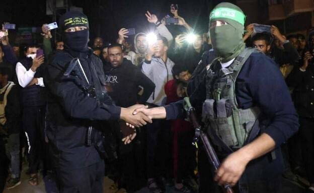 נציג חמאס ונציג ג'יהאד לוחצים ידיים אחרי העברת החט