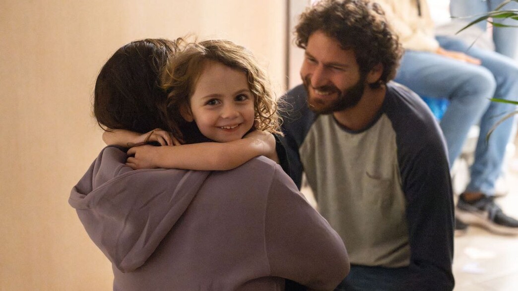 ירדן רומן גת מתאחדת עם משפחתה לאחר ששוחררה מידי חמאס