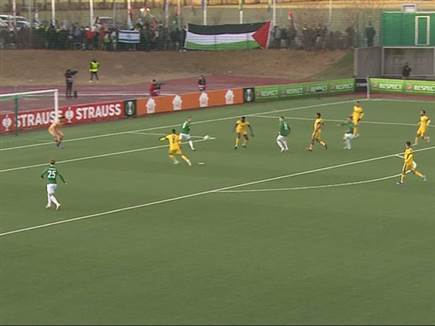 דגלי פלסטין מחוץ לאצטדיון