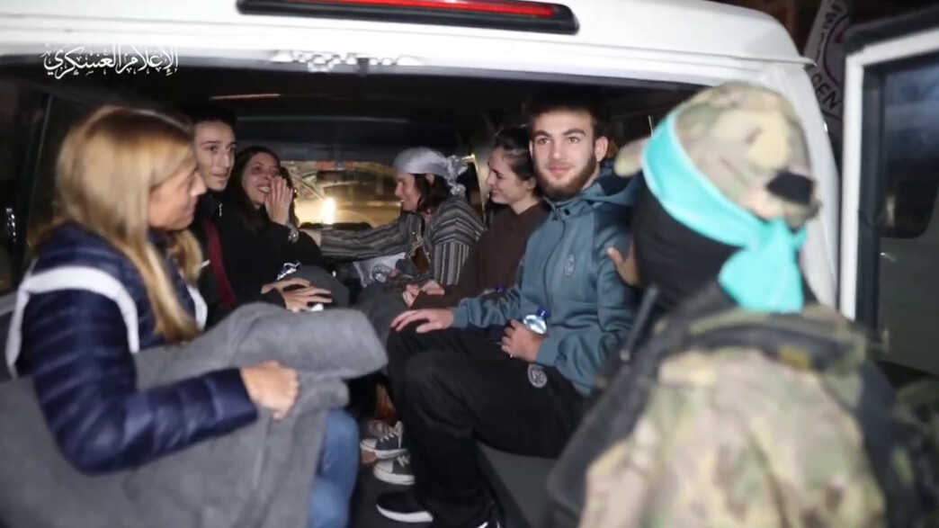 העברת החטופים מידי החמאס לצלב האדום