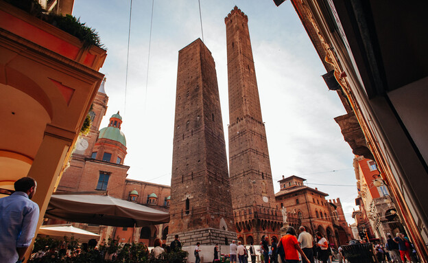 מגדלים הגאריסנדה ואסינלי בולוניה איטליה (צילום: Vitalii Vitleo, shutterstock)