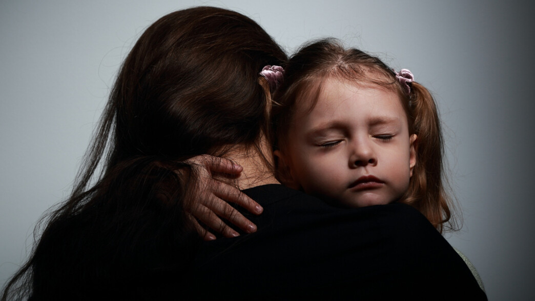 אמא מחבקת ילדה (צילום: Shutterstock)
